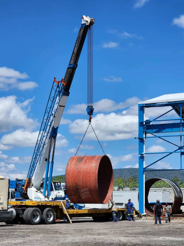 Grúa con cilindro resultado del rolado de placa